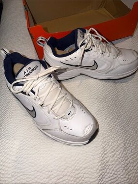 Nike Air Monarch IV (4E) cross trainer sneakers